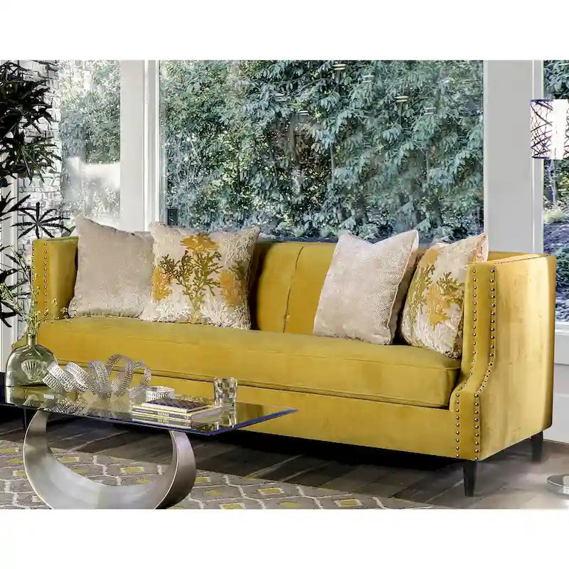 Canapé tuxedo en microfibre beige/gris/jaune royal avec dossier touffeté et garniture cloutée – 3 places